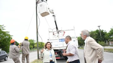 Norma Fuentes supervisó la obra para recuperar el alumbrado público que vandalizaron en un tramo de avenida Lugones
