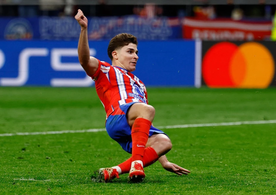 ¿Hubo doble toque?: el penal de Julián Álvarez ante Real Madrid de diferentes cámaras