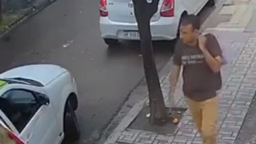 VIDEO | Malviviente arrebató el celular y la cartera a una mujer que estaba por subir a un taxi