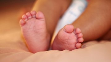 Estaban en la morgue despidiendo a su bebé, despertó y los dejó en shock