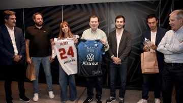 Gerardo Zamora intercambió presentes con dirigentes de River y Ciudad Bolívar