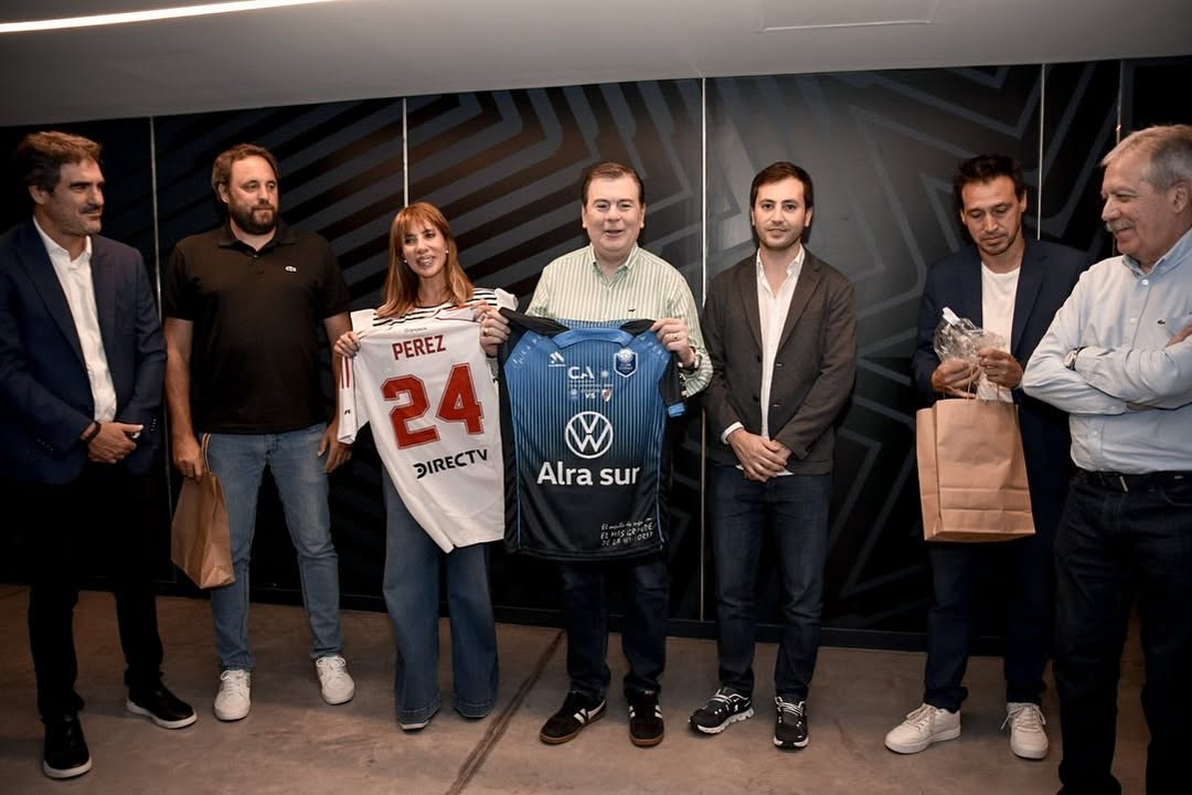 Gerardo Zamora intercambió presentes con dirigentes de River y Ciudad Bolívar