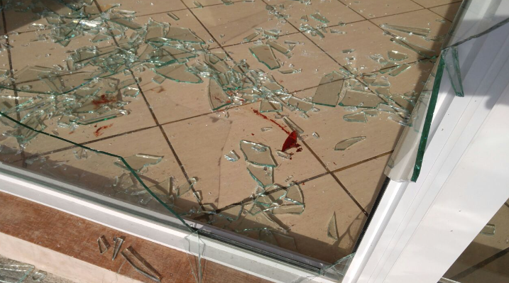 Ladrones destrozan la vidriera de un local dedicado a la venta de motos para robarse solo dos cascos