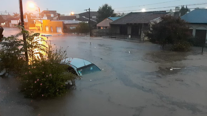 Fuerte temporal en Comodoro Rivadavia: inundaciones, aludes y daños graves en edificios