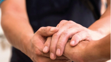 Dramático: un joven utilizó un cable usb para ahorcarse y su padre le salvó la vida