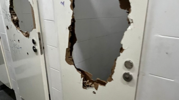 Vándalos destrozan y prenden fuego la puerta de un baño en el Parque Oeste