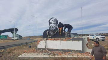 El Gobierno ordenó demoler el monumento de Osvaldo Bayer en el ingreso a Río Gallegos
