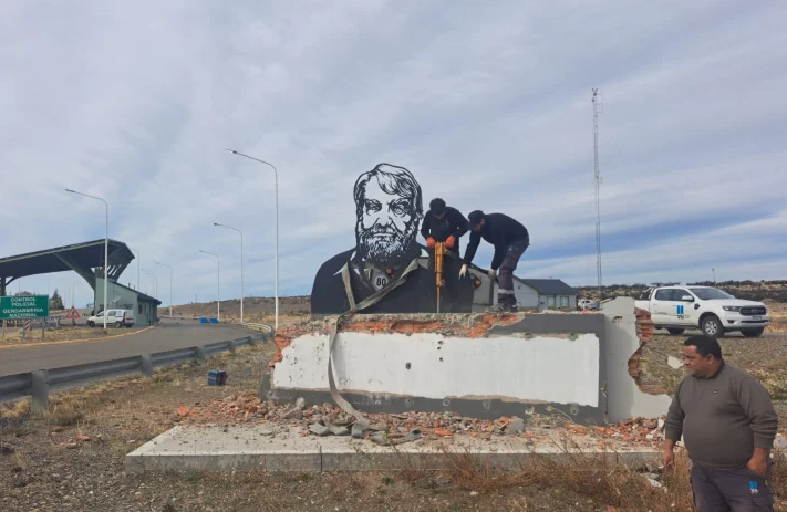 El Gobierno ordenó demoler el monumento de Osvaldo Bayer en el ingreso a Río Gallegos