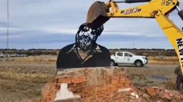 El intendente de Río Gallegos dijo que el Gobierno “metió la pata” al destruir el monumento de Osvaldo Bayer y anunció que volverá a levantarlo