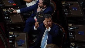 Manes denunció que le pegaron a la salida del Congreso y que Caputo lo amenazó