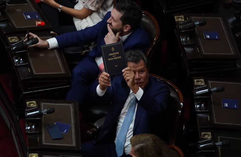 Manes denunció que le pegaron a la salida del Congreso y que Caputo lo amenazó