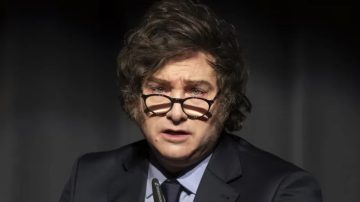 El ruido de las caretas al caer