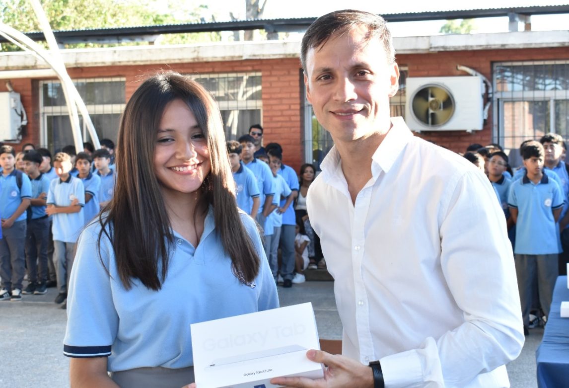 Estudiantes de Fernández arrancaron el ciclo lectivo con tablets