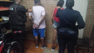 Un fugitivo y su pareja fueron sorprendidos con más de 30 envoltorios de cocaína