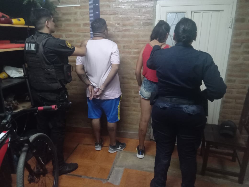 Un fugitivo y su pareja fueron sorprendidos con más de 30 envoltorios de cocaína