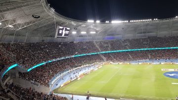 El duelo de hinchas ferroviarios y neutrales y la complicidad del DJ