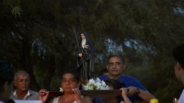 Una emotiva procesión de antorchas recorrió Villa Silípica, en honor a Mama Antula
