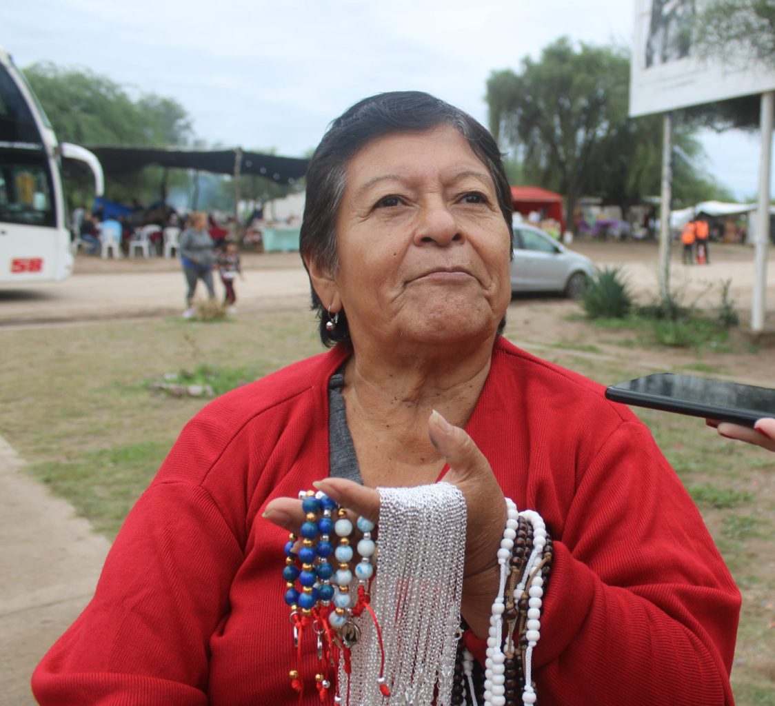 Vende rosarios en fiestas patronales para equipar su silla de ruedas: “La lucho día a día”