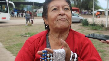 Vende rosarios en fiestas patronales para equipar su silla de ruedas: “La lucho día a día”