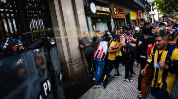 Violenta represión en la marcha de jubilados acompañados por hinchas
