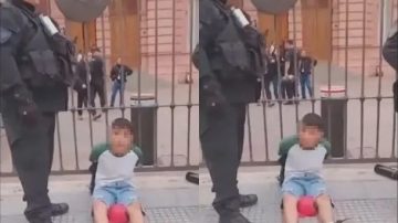 La Policía redujo a un adolescente de 12 años que salía del colegio, durante la marcha