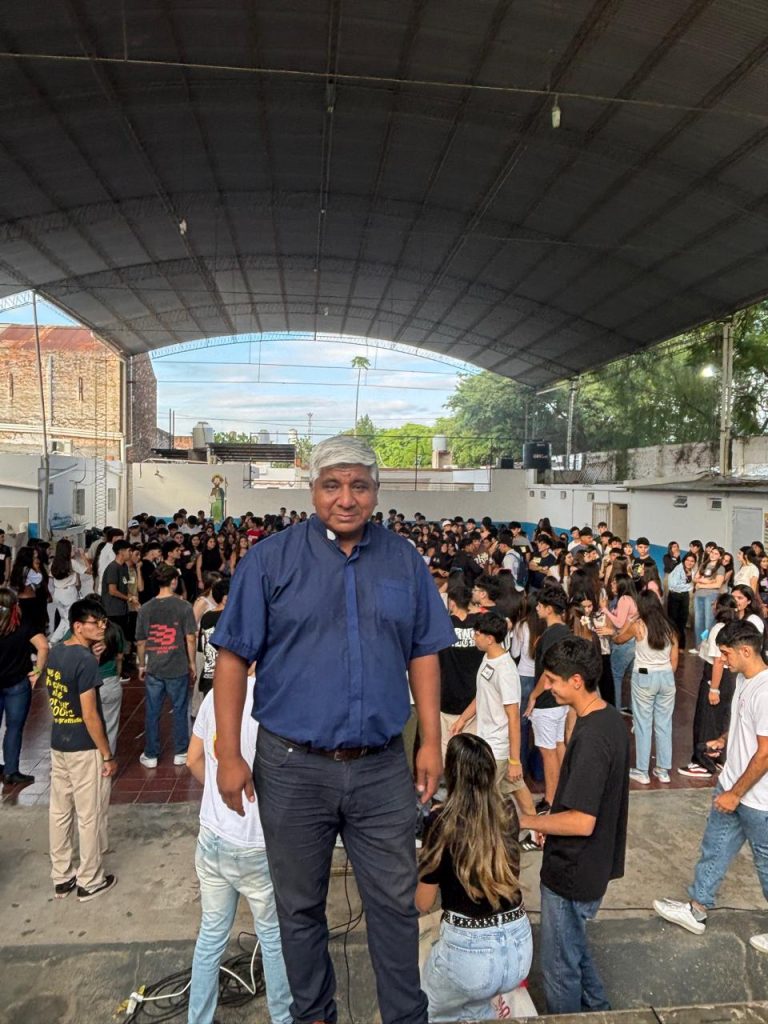 La parroquia Santiago Apóstol congregó a más de 400 jóvenes para la Confirmación