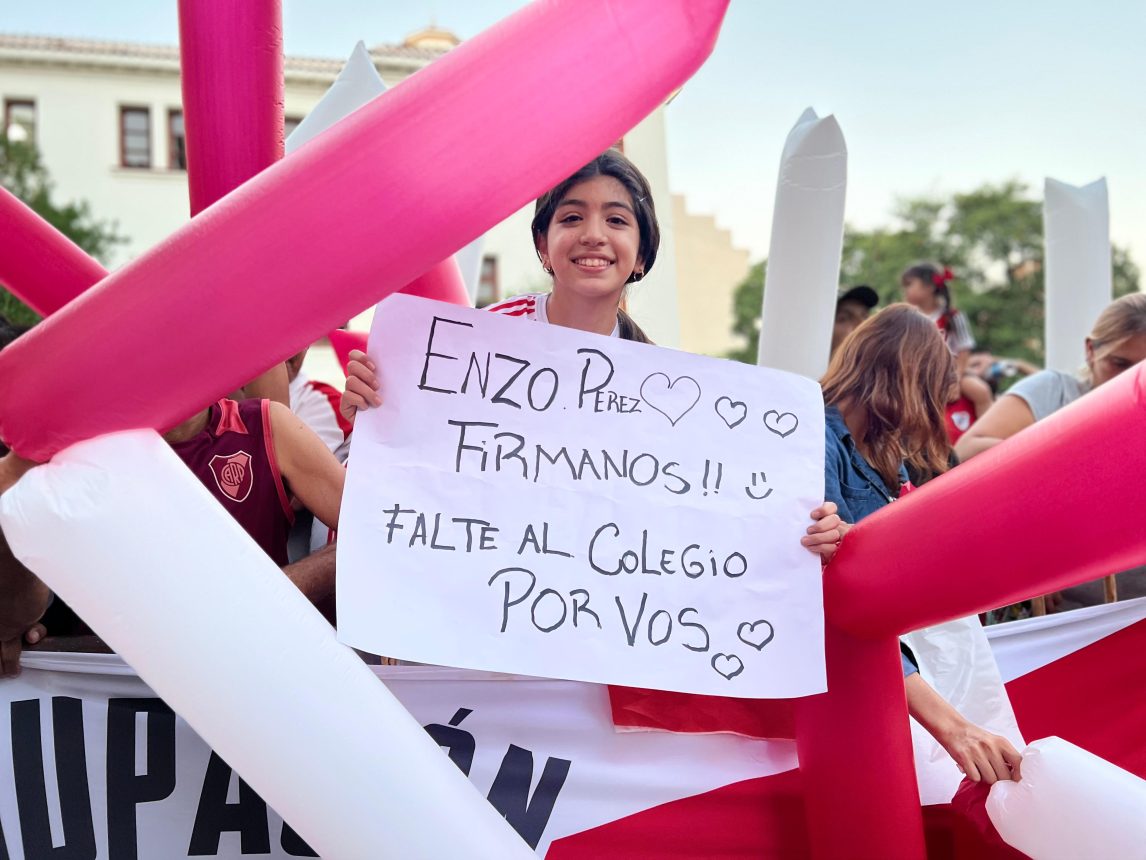 GALERÍA DE FOTOS: Hinchas santiagueños recibieron al plantel de River Plate con mucho color y alegría