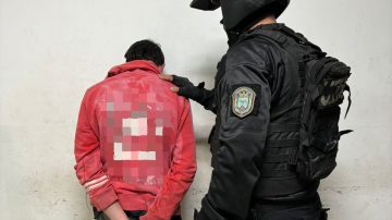 Era buscado por la Policía y lo encontraron robando césped sintético