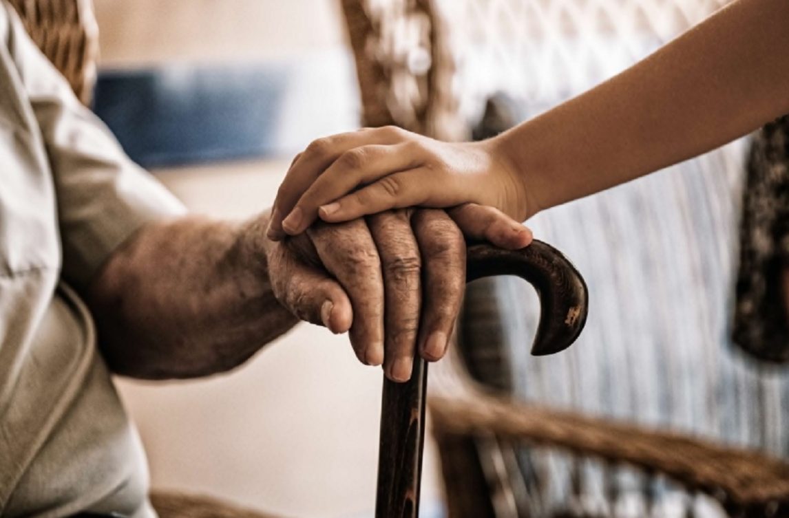 Consternación: abuelo bailó con su hermana, se sentó a descansar y falleció