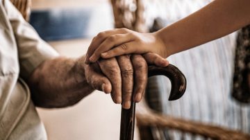 Consternación: abuelo bailó con su hermana, se sentó a descansar y falleció