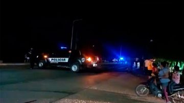 Motociclista perdió el equilibrio en la autopista y terminó con una fractura