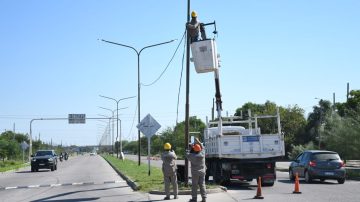 Arrancó la segunda etapa para normalizar el alumbrado vandalizado de Av. Lugones en el barrio Siglo XXI