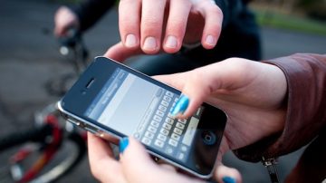 Una policía de licencia miraba su teléfono sentada en la vereda y un delincuente se lo arrebató