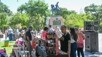 Artesanos celebraron su día con una feria en la Plaza Libertad