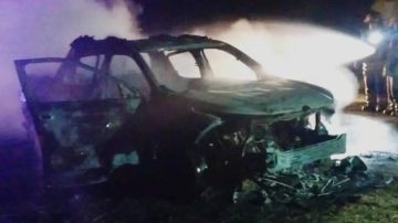 Voraz incendio de un auto en el que viajaban cuatro profesores quienes regresaban de clases
