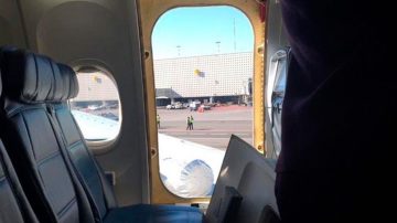 Pasajero intentó abrir la puerta de un avión en pleno vuelo y un tripulante resultó herido