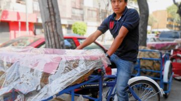 Le robaron la bici mientras vendía panes y pide ayuda para recuperarla