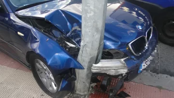 Joven a bordo de un BMW chocó contra un poste en avenida Belgrano casi Libertad