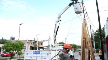 La Municipalidad instaló cableado aéreo para reponer el alumbrado público de avenida Colón sur que fue vandalizado