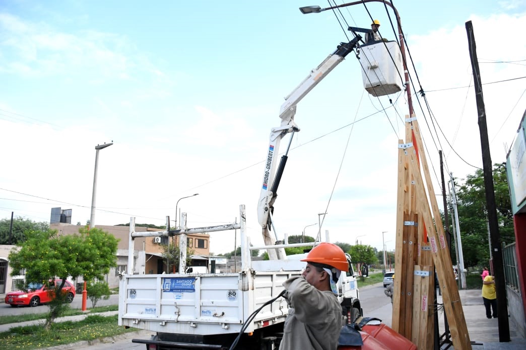 La Municipalidad instaló cableado aéreo para reponer el alumbrado público de avenida Colón sur que fue vandalizado