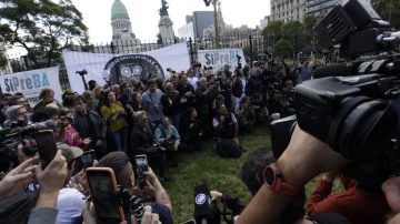Con un “camarazo”, trabajadores de prensa repudiaron el ataque a Pablo Grillo
