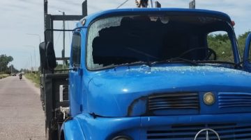 Atacaron a piedrazos al camión de iluminación de La Banda y dos trabajadores resultaron heridos