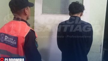 Interceptan a “Porteñito” que caminaba con una puerta que había sustraído de un edificio