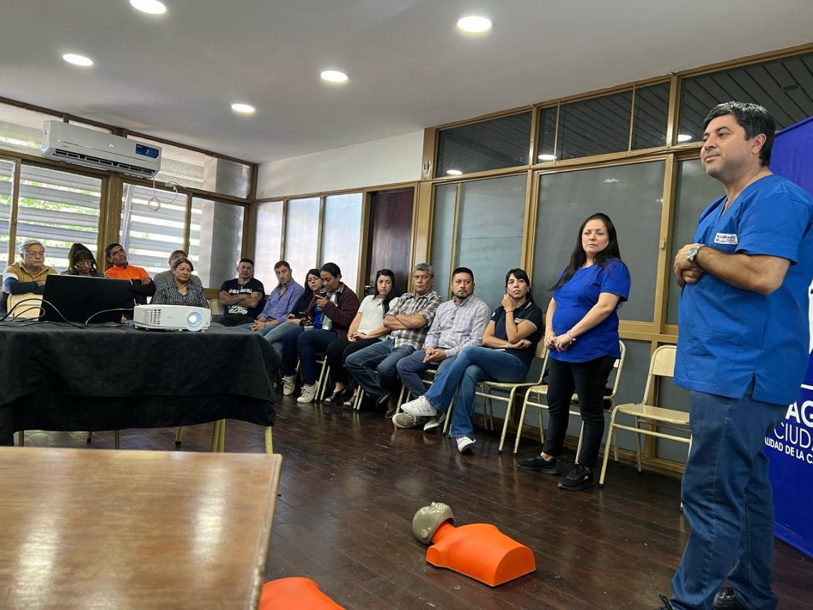 Capacitan al personal de Desarrollo Social en maniobras adecuadas que puedan salvar la vida de una persona
