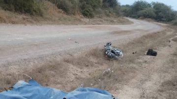 Encuentran a un motociclista muerto con un golpe en el cráneo en un camino de tierra