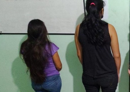 Capturan a dos jóvenes tucumanas que robaban perfumes desde una farmacia en Las Termas