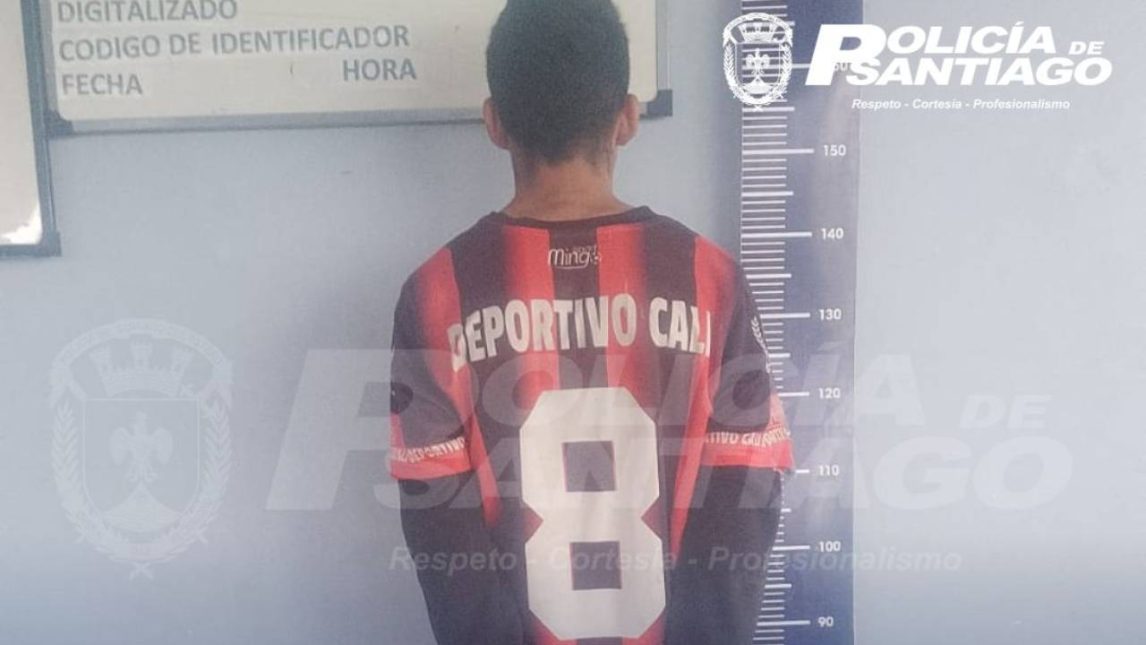 Atrapan infraganti a “robacables” trepados de un poste