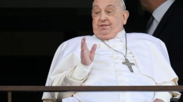 El Papa Francisco muestra signos de mejoría, pero sigue sin respirar de forma autónoma