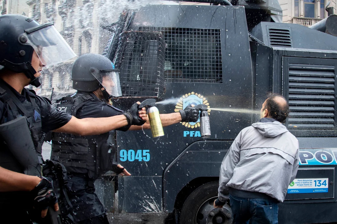 El gas pimienta que utilizó la policía para reprimir, cuesta lo mismo que una jubilación mínima