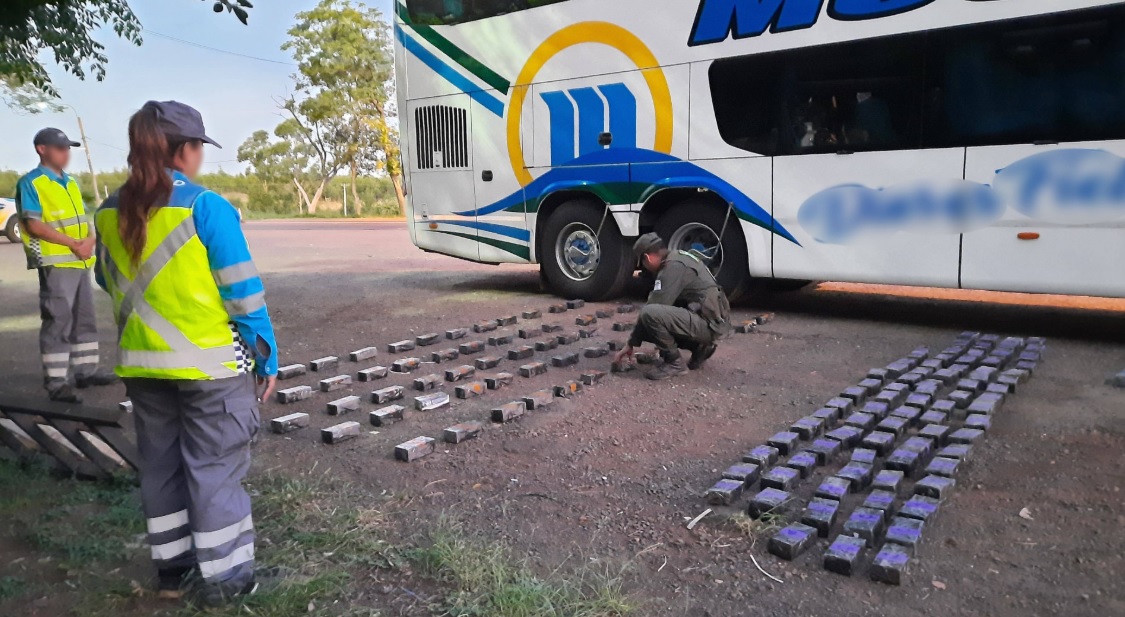 Secuestran 191 celulares ocultos en un colectivo de pasajeros que viajaba a Buenos Aires